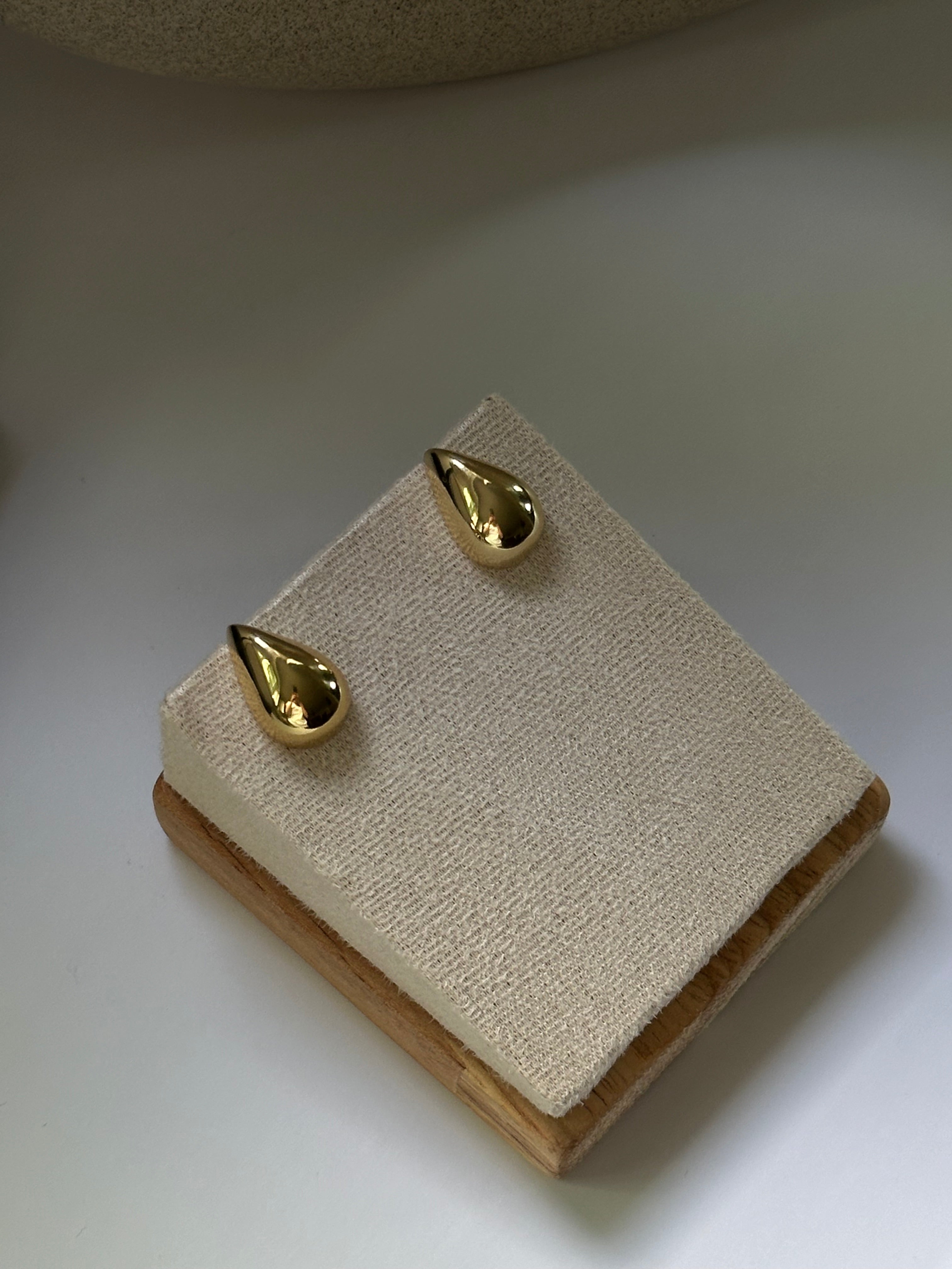 LÁGRIMA DE ORO STUDS